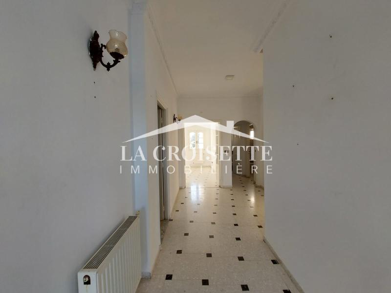 Etage de villa S+3 à La Marsa